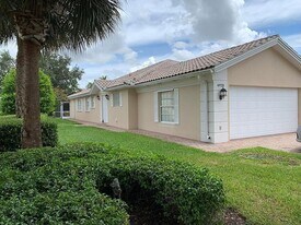 4929 Kingston Way in Naples, FL - Building Photo