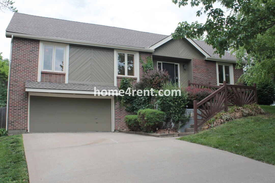 11231 Eby St in Overland Park, KS - Building Photo