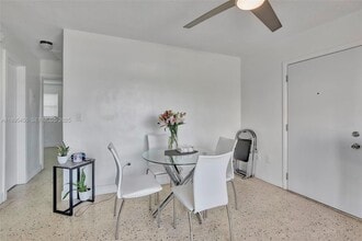 458 SW 9th St in Miami, FL - Foto de edificio - Building Photo