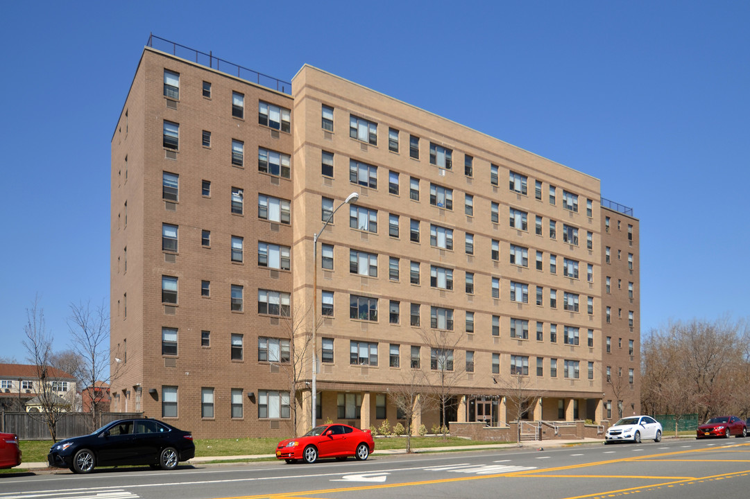 669 White Plains Rd in Bronx, NY - Building Photo