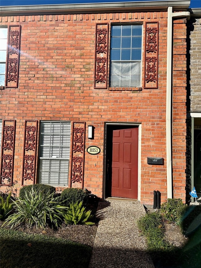 10353 Briar Forest Dr in Houston, TX - Building Photo - Building Photo