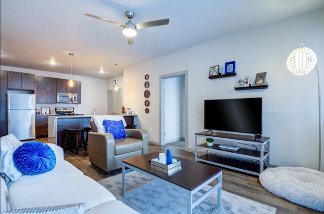 Atmosphere in Fayetteville, AR - Foto de edificio - Building Photo