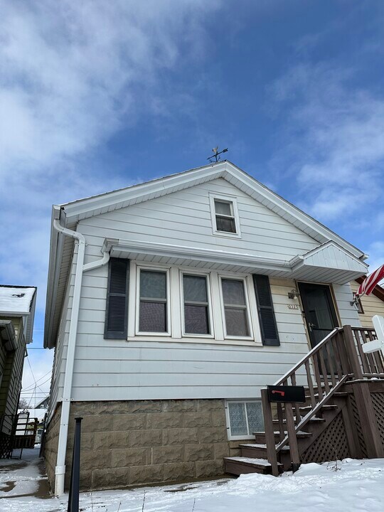 2323 S Logan Ave in Milwaukee, WI - Foto de edificio