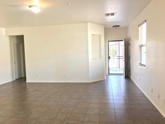 7323 W St Charles Ave in Phoenix, AZ - Foto de edificio - Building Photo