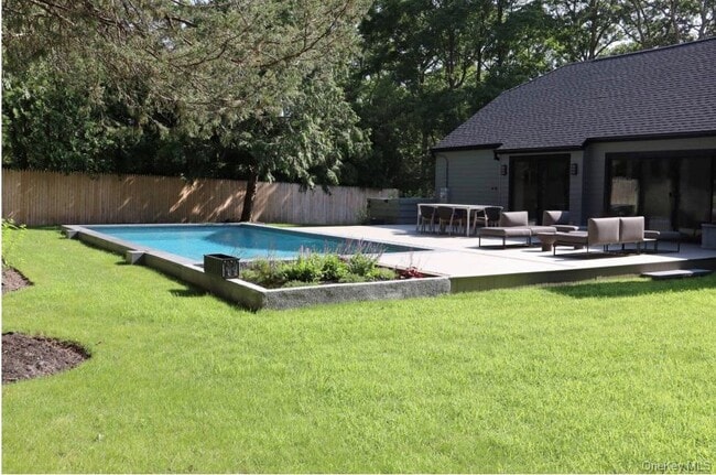 10 Hampton St in Westhampton Beach, NY - Building Photo - Building Photo