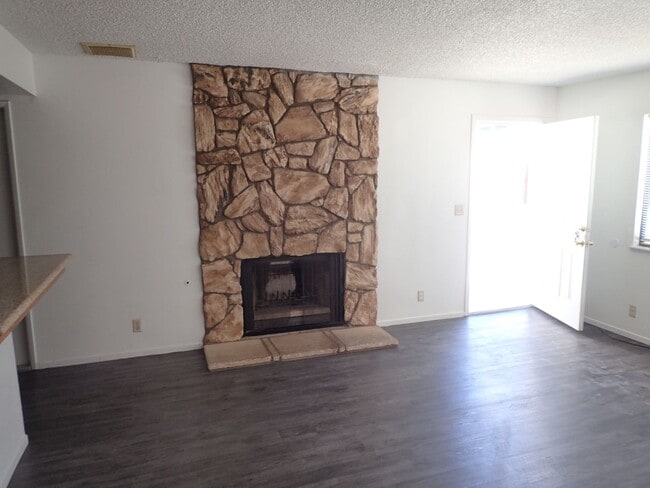 936 W Atkins Ave in Ridgecrest, CA - Foto de edificio - Building Photo