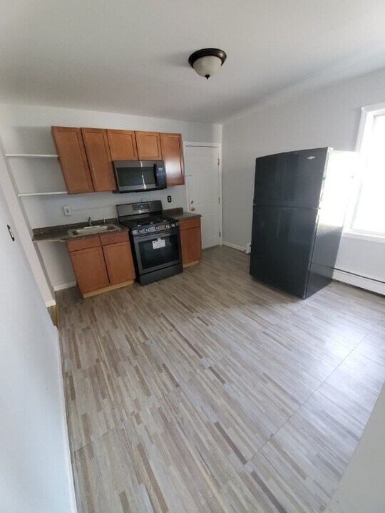 19 Lawlor St-Unit -A in New Britain, CT - Building Photo
