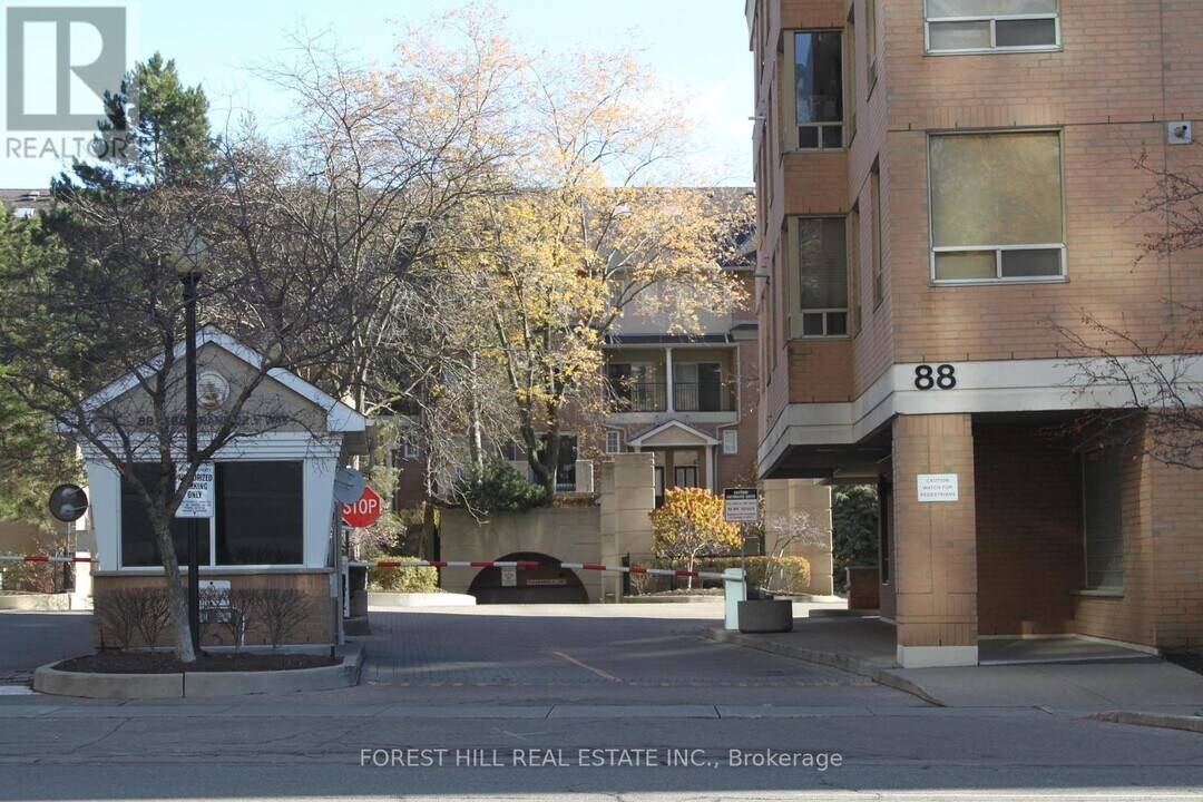 88 Grandview Way in Toronto, ON - Building Photo