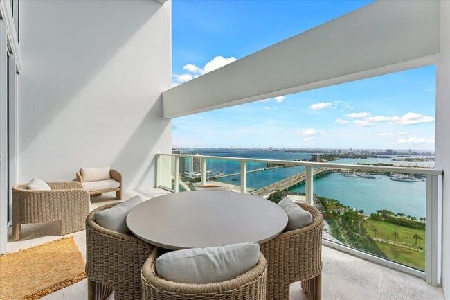 1040 Biscayne Blvd, Unit 4002 in Miami, FL - Foto de edificio - Building Photo