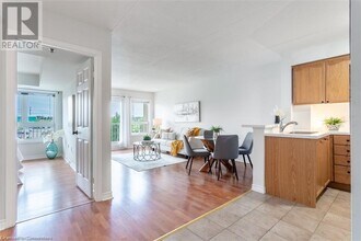 4450 Fairview St in Burlington, ON - Building Photo - Building Photo