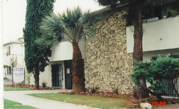 13520 Victory Blvd in Van Nuys, CA - Building Photo - Building Photo