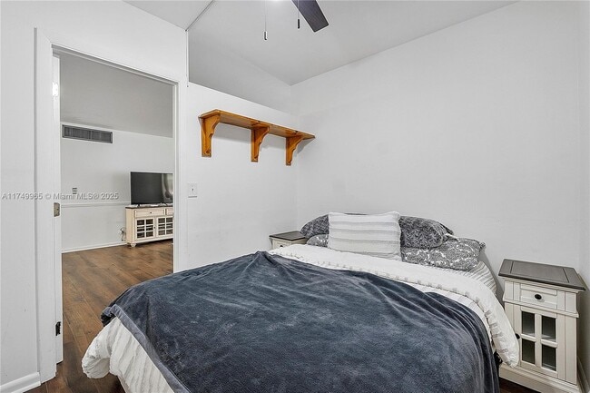 5005 Collins Ave, Unit 222 in Miami Beach, FL - Foto de edificio - Building Photo