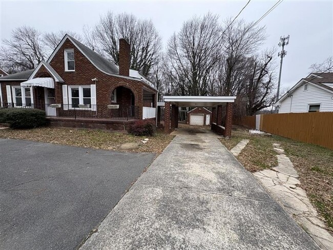 521 Polo Rd in Winston-Salem, NC - Building Photo - Building Photo