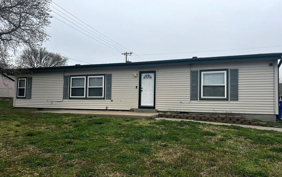 1910 Northwind Dr in Junction City, KS - Building Photo