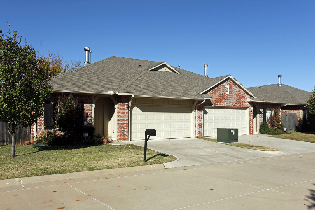 610-643 Sisken Ct in Edmond, OK - Foto de edificio