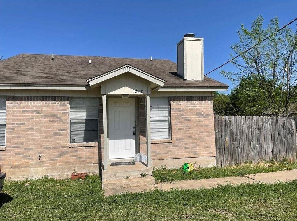 104 Jim Cage Ln in Hutto, TX - Building Photo