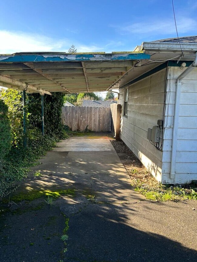 1075 N Folsom St in Coquille, OR - Building Photo - Building Photo