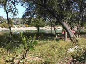 174 Lakeshore Ln in Bandera, TX - Foto de edificio - Building Photo