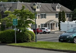 380 N Main St, Unit Yalesville On The Green in Wallingford, CT - Building Photo