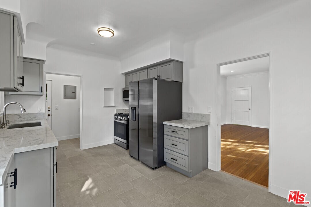 2360 Kerwood Ave in Los Angeles, CA - Building Photo