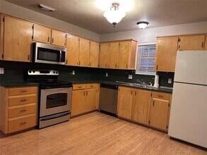 1220 S 6th St in Bonham, TX - Building Photo - Building Photo