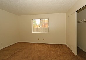 Lincoln Place in Albuquerque, NM - Building Photo