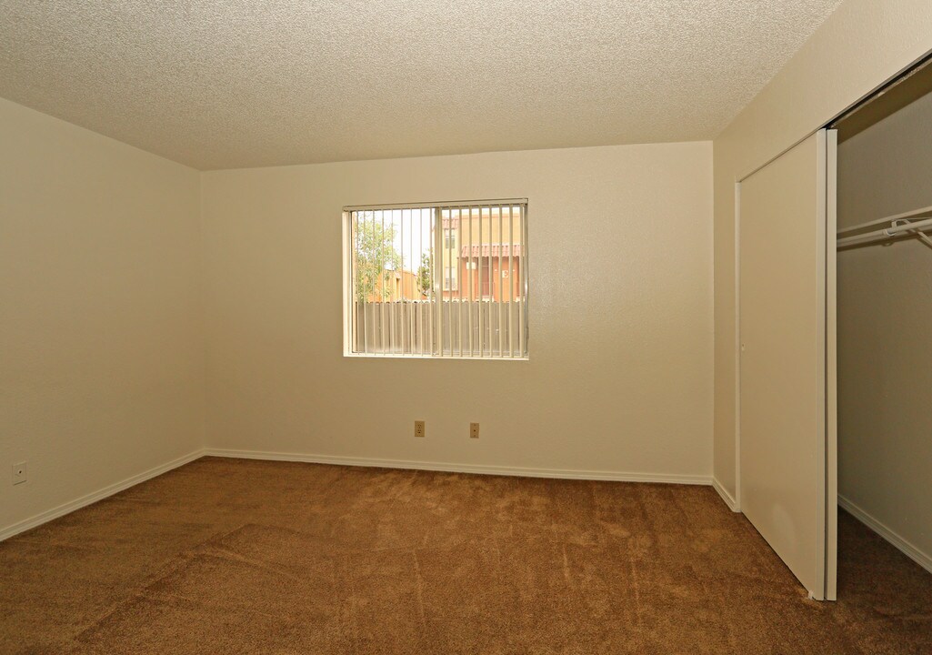 Lincoln Place in Albuquerque, NM - Building Photo