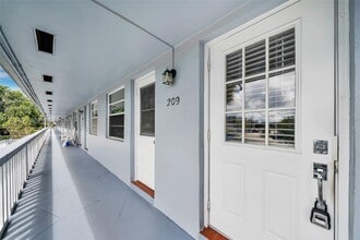 751 Pine Dr in Pompano Beach, FL - Foto de edificio - Building Photo