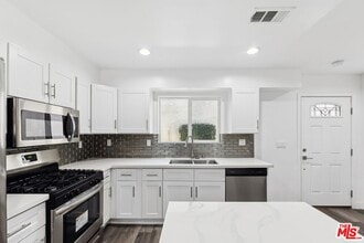17610 Sherman Way in Los Angeles, CA - Foto de edificio - Building Photo