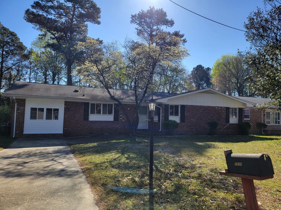 1939 Ashton Rd in Fayetteville, NC - Foto de edificio