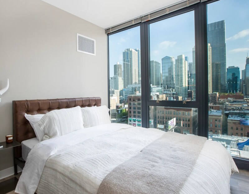 65 W Erie St in Chicago, IL - Building Photo