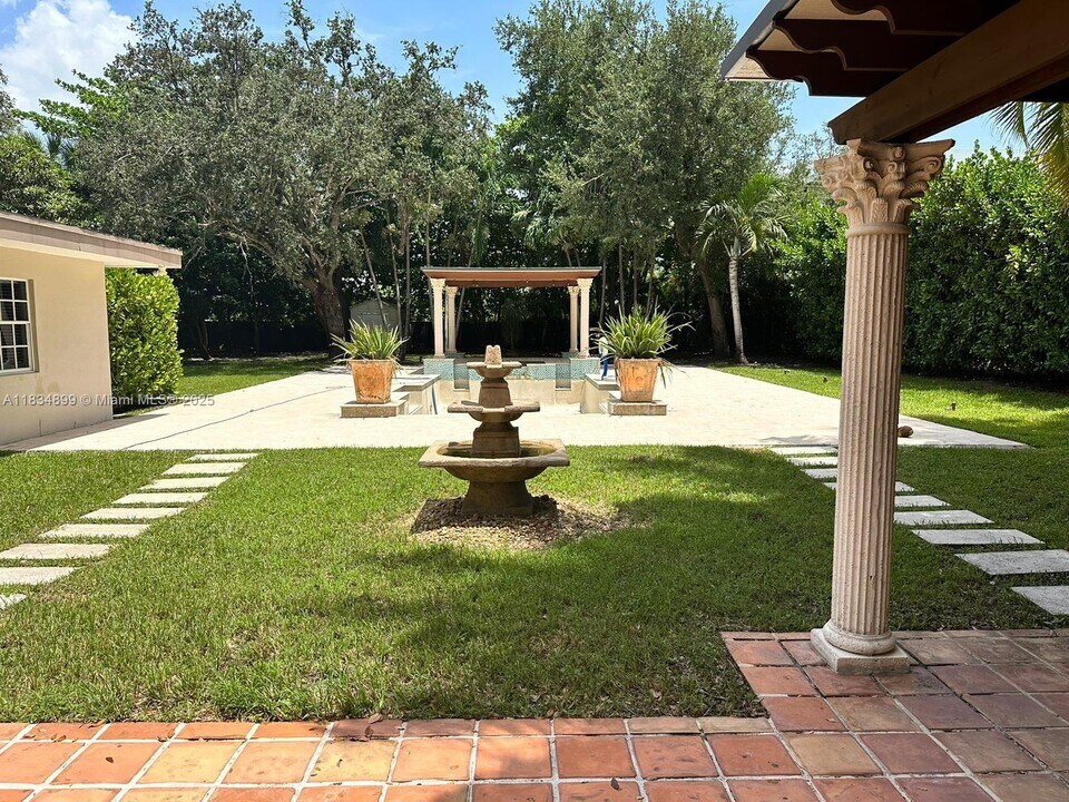 8755 SW 96th St in Miami, FL - Building Photo