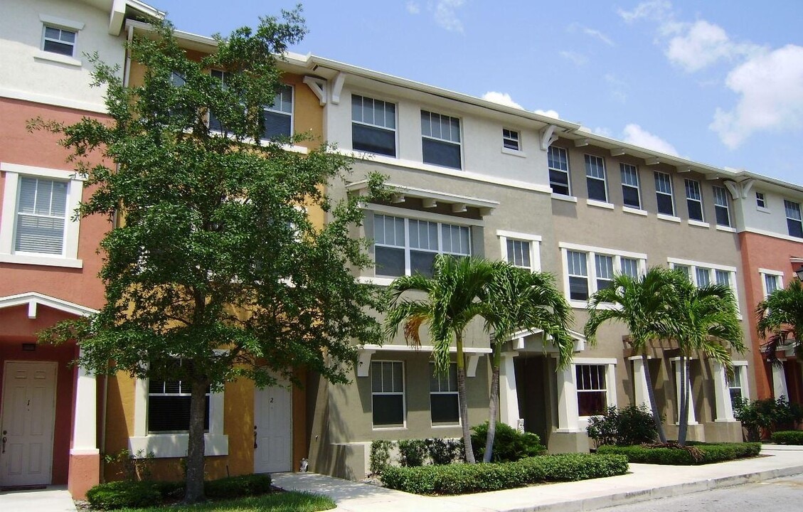 883 Millbrae Ct in West Palm Beach, FL - Building Photo
