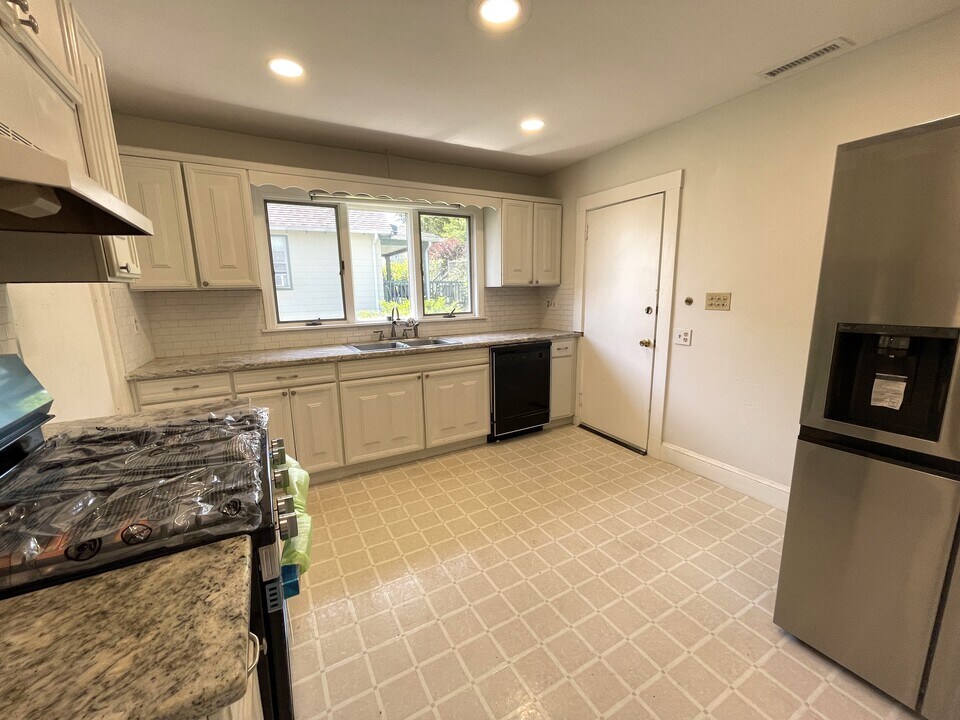 58 Edgecliff Rd, Unit 1 in Watertown, MA - Building Photo