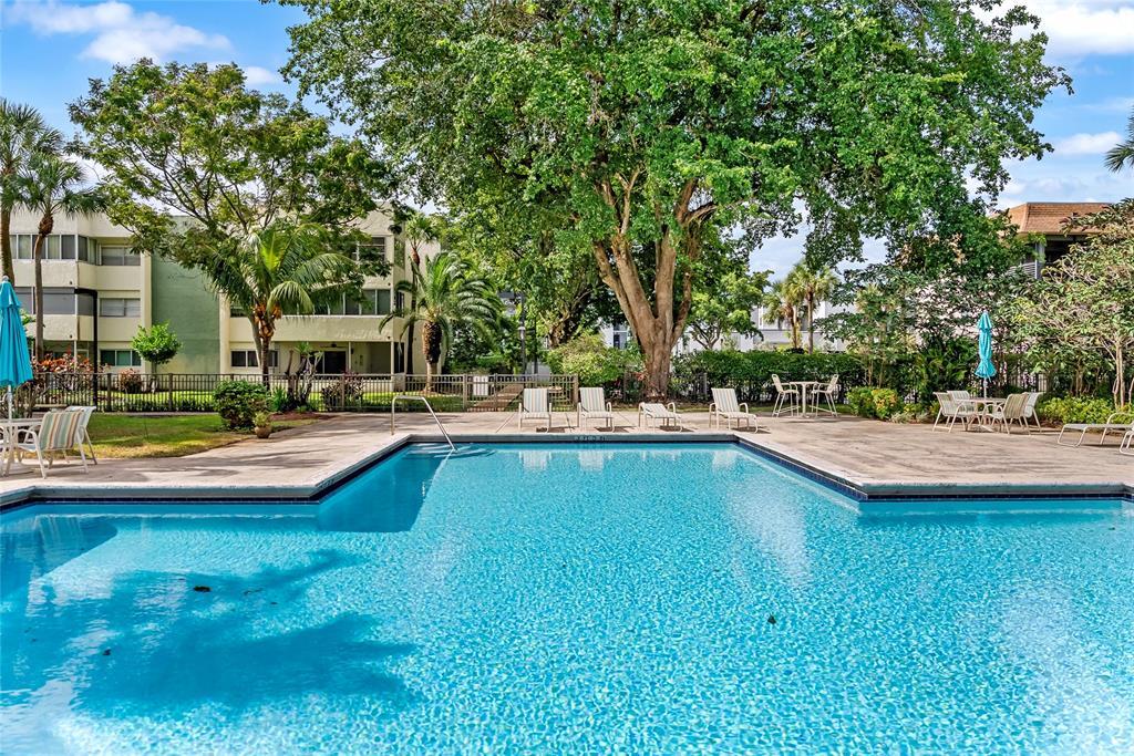 6075 N Sabal Palm Blvd, Unit 103 in Tamarac, FL - Building Photo