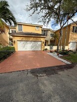 5543 NW 112th Pl in Doral, FL - Building Photo