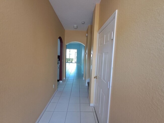 7880 Lake Sawgrass Loop in Ft. Myers, FL - Building Photo - Building Photo