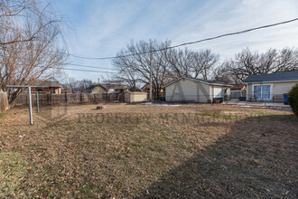 220 N Gow St in Wichita, KS - Foto de edificio - Building Photo