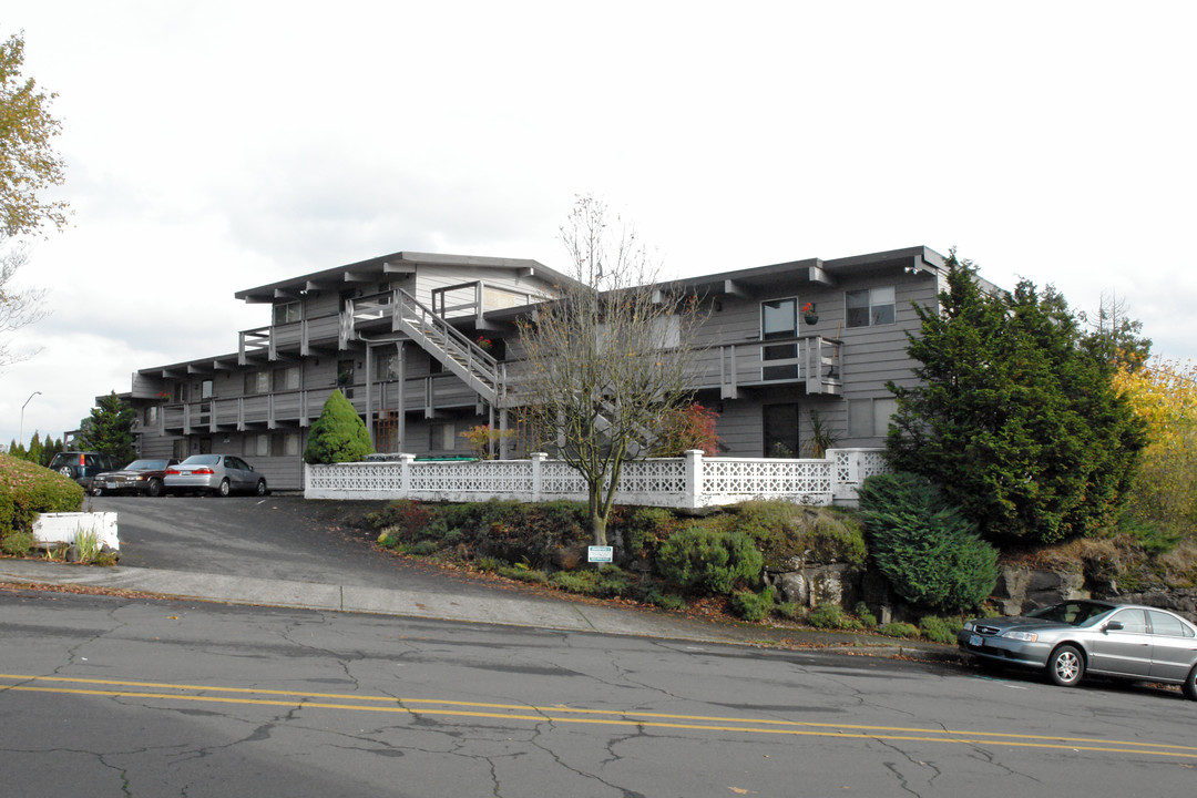 West Cliff Apartments in West Linn, OR - Building Photo