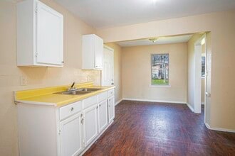 819 Larry St in San Antonio, TX - Building Photo - Building Photo