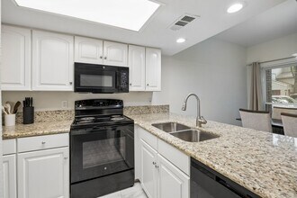 2601 Augusta Dr in Houston, TX - Building Photo - Building Photo