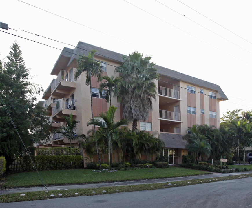 Dade House Apartments in Miami, FL - Building Photo