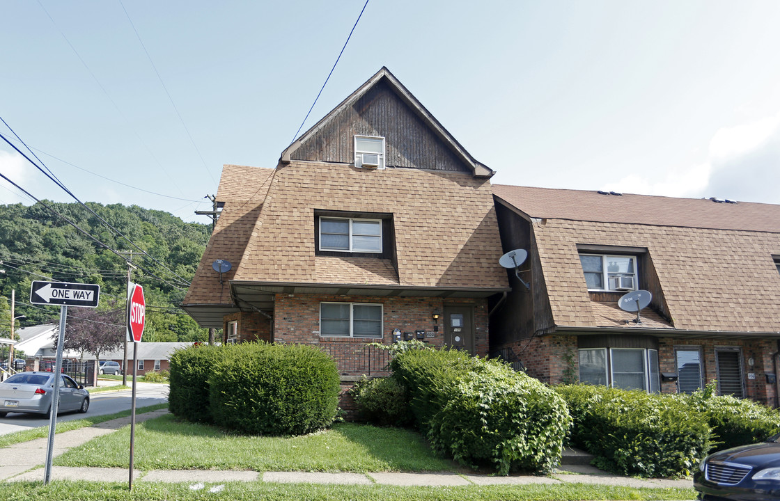 400 Eleanor St in Pitcairn, PA - Building Photo