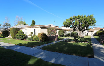 231-235 E Valencia Ave in Burbank, CA - Foto de edificio - Building Photo