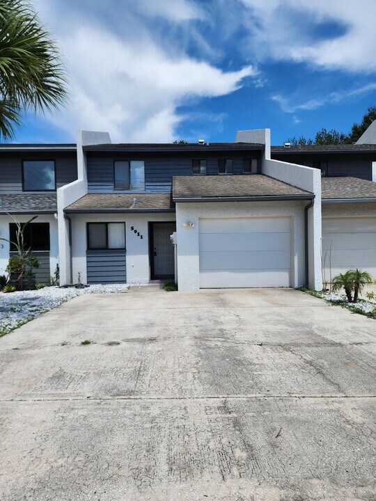 5911 Idle Forest Pl in Tampa, FL - Building Photo