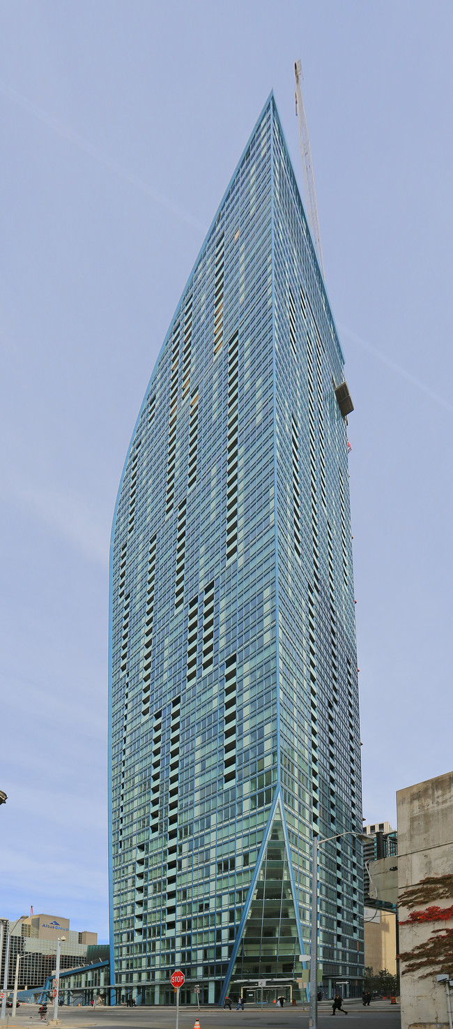 L Tower in Toronto, ON - Building Photo - Building Photo