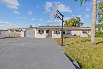 4530 Underwood Dr in Ft. Myers, FL - Foto de edificio - Building Photo