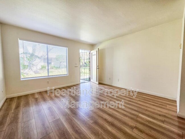 8284 Echo Dell Rd in San Diego, CA - Building Photo - Building Photo