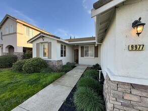 9977 Firethorn Way in Elk Grove, CA - Foto de edificio - Building Photo