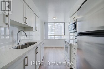 633 Bay St. in Toronto, ON - Building Photo - Building Photo